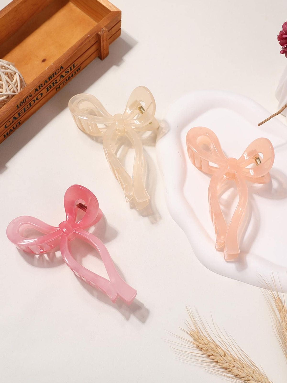 Ribbon claw clip (random colour)