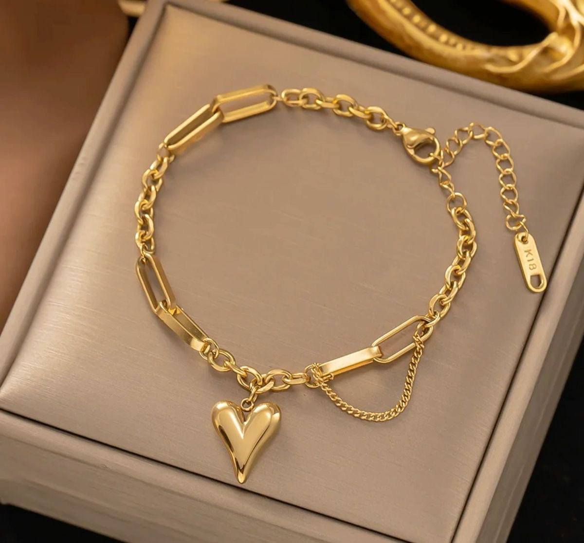 Minimal heart charm bracelet