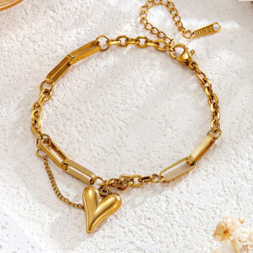 Minimal heart charm bracelet
