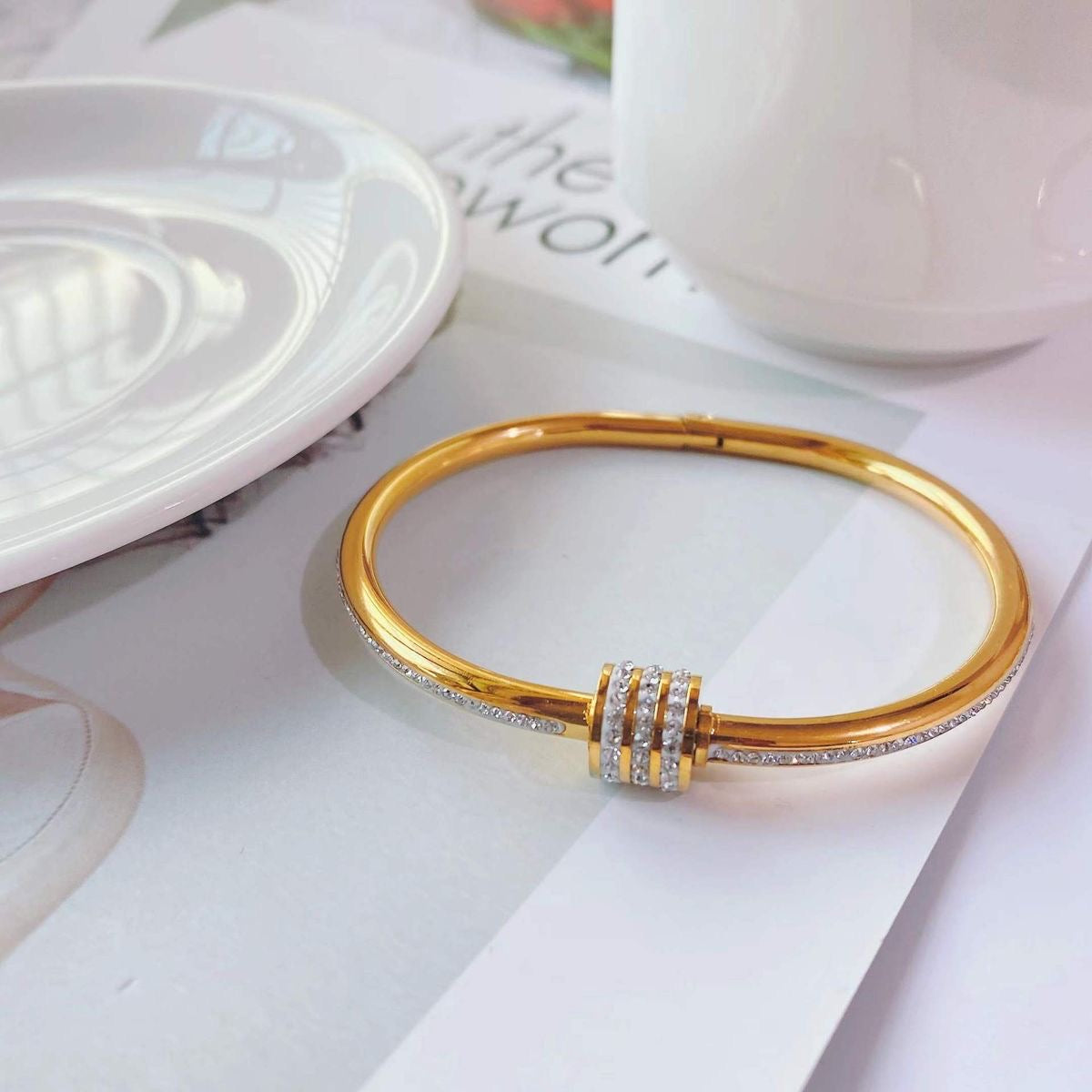 Loop lustre bracelet