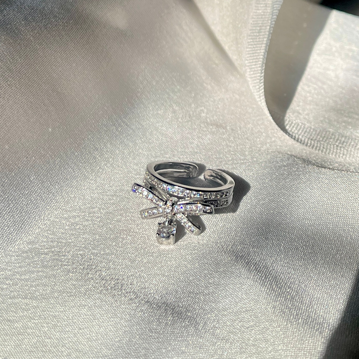 The queen’s ring (adjustable)