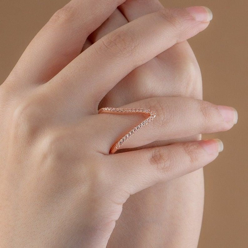 Rosegold V star studded ring