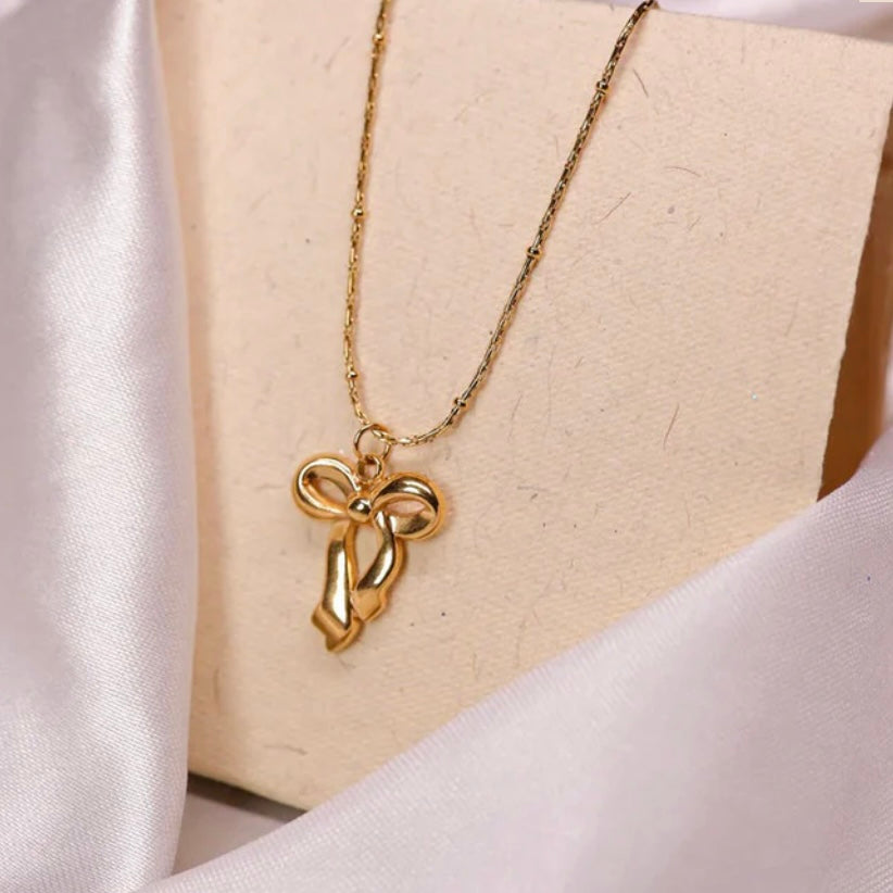 Pretty bow necklace
