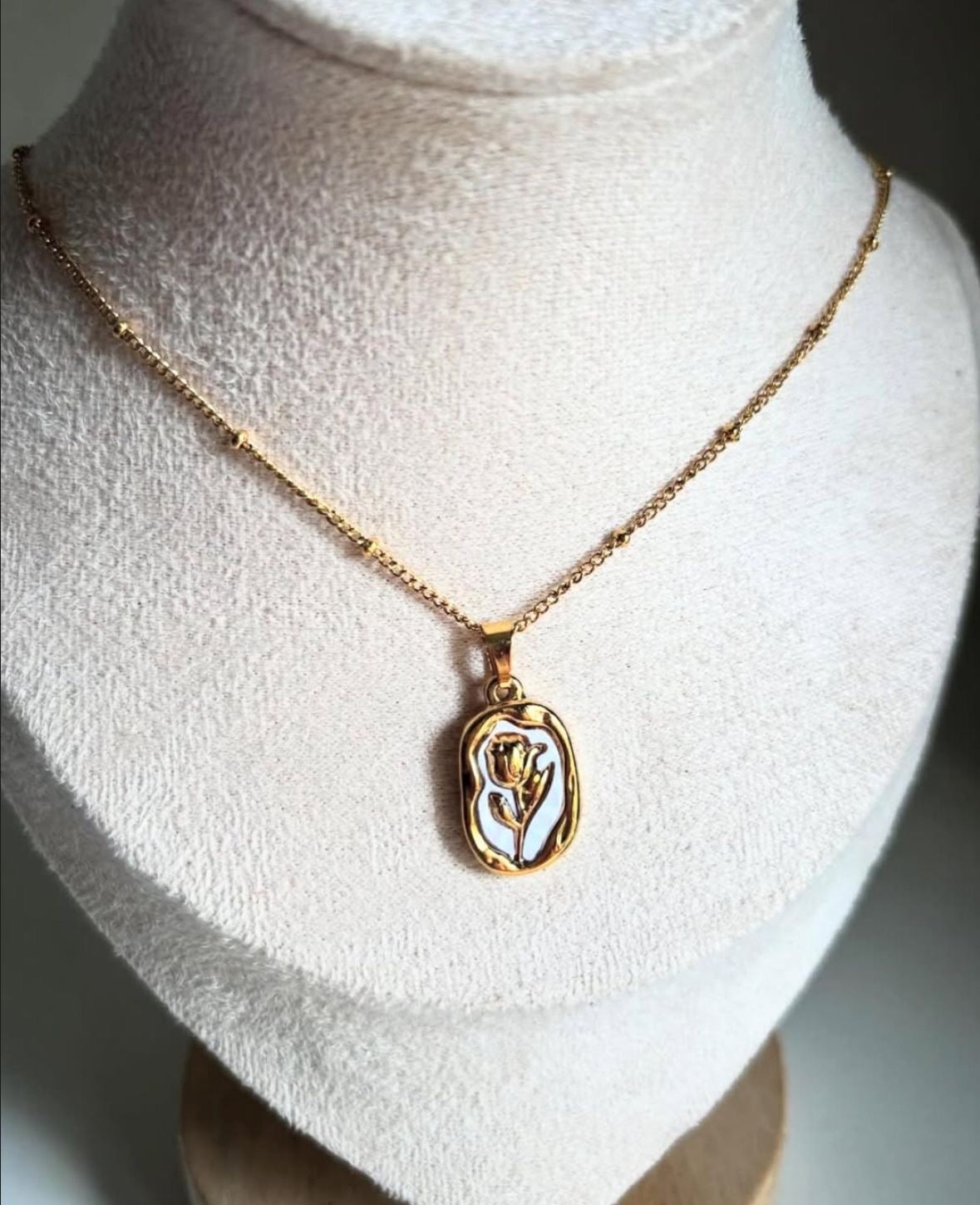 White tulip necklace