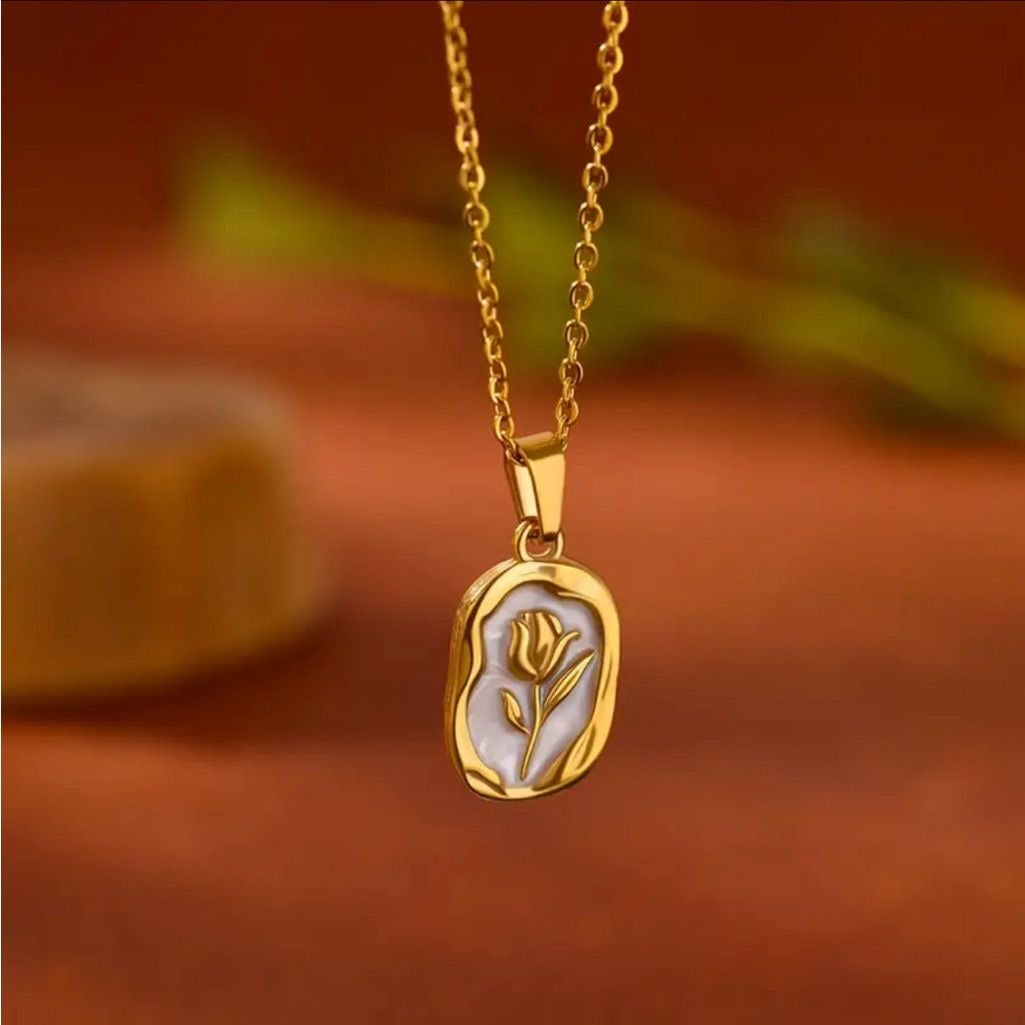 White tulip necklace