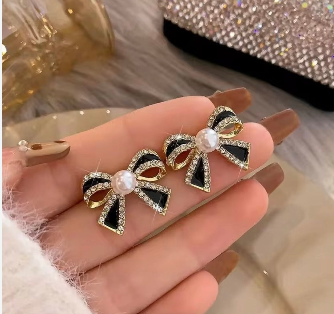 Bow pearl stud