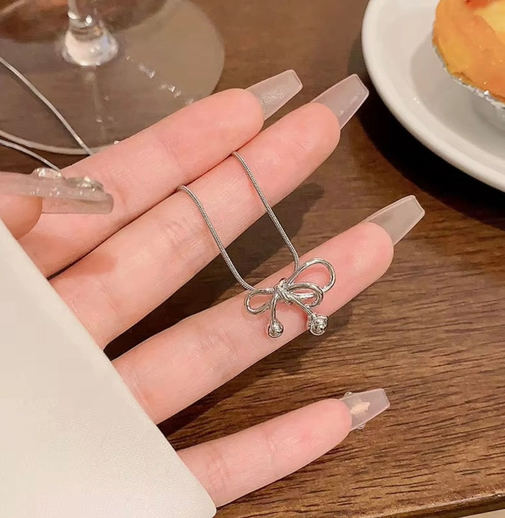 Minimal silver bow chain