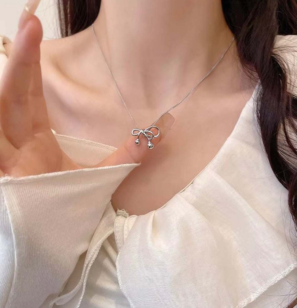 Minimal silver bow chain