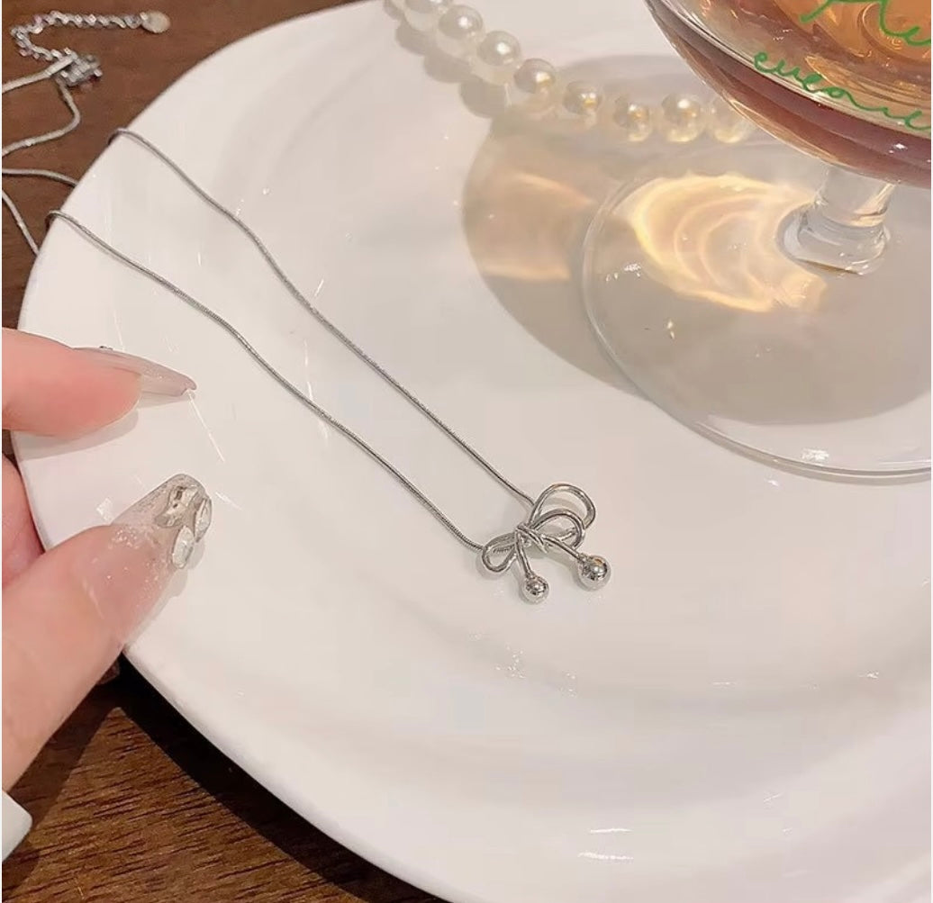 Minimal silver bow chain