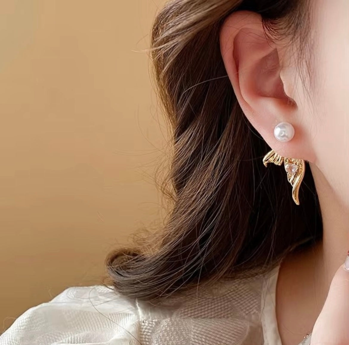 Fishtail pearl earring