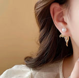 Fishtail pearl earring