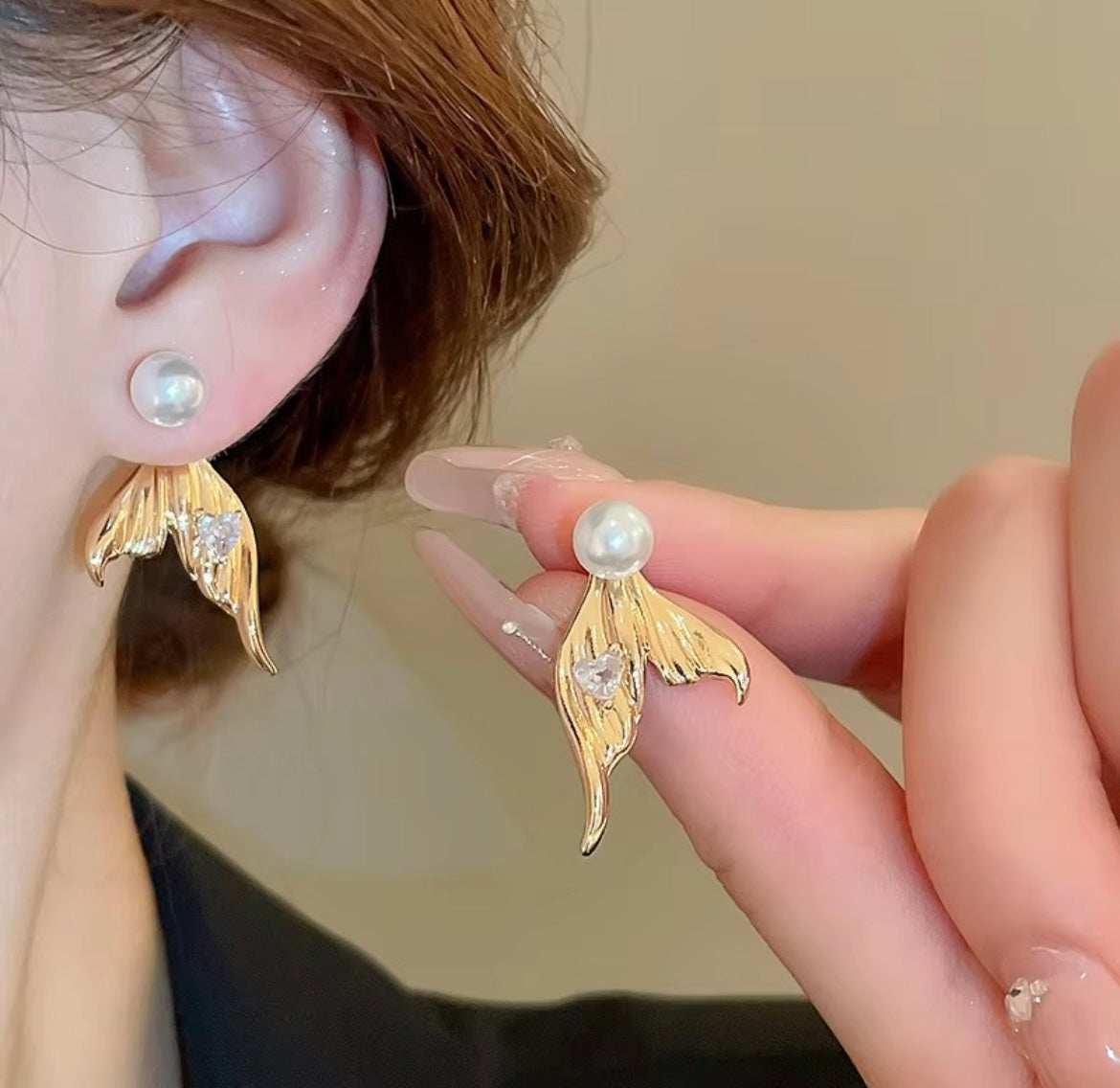 Fishtail pearl earring