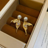 Fishtail pearl earring