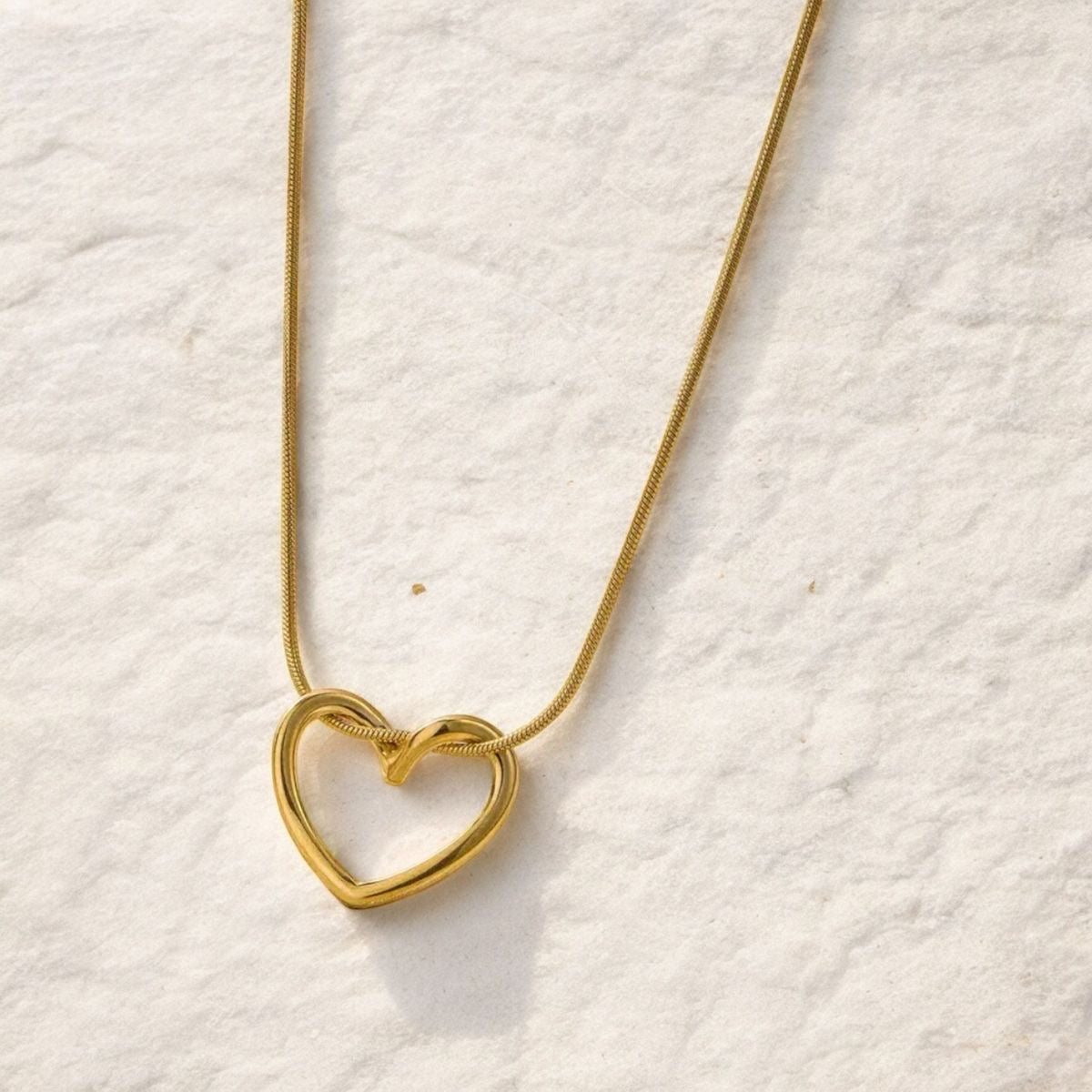 Minimal hollow heart chain