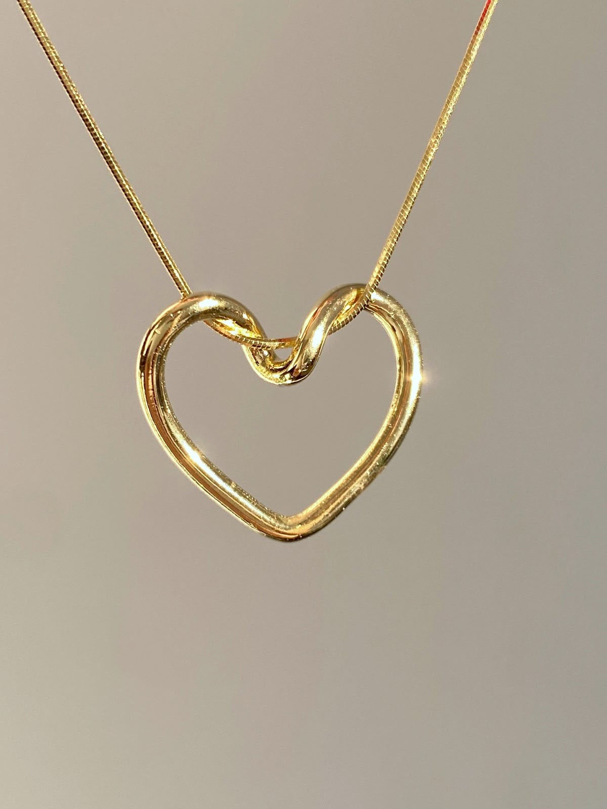 Minimal hollow heart chain