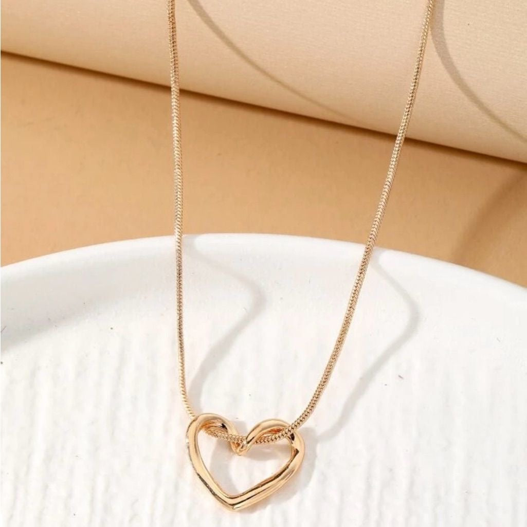 Minimal hollow heart chain